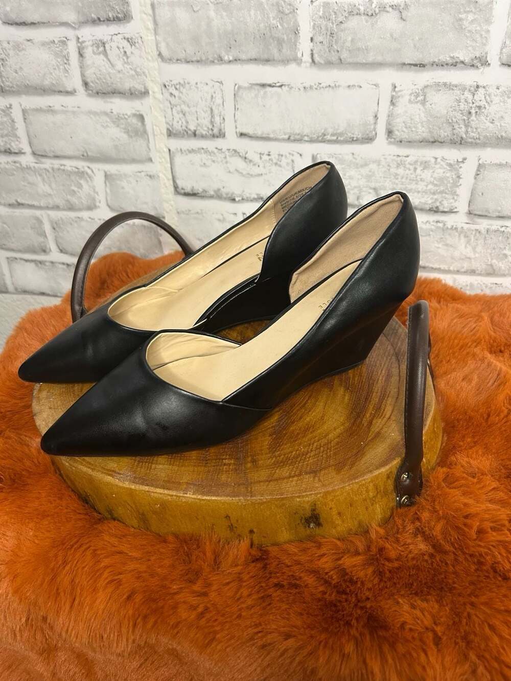 Reaction Kenneth Cole Eltinn Pointed Toe Wedge Pump - Picture 2 of 5